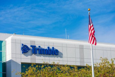 Trimble işareti, karargahın logosu. Trimble, araştırma, inşaat, tarım, kamu güvenliği ve haritalama amaçları - San Jose, Kaliforniya, ABD - 2021 için konumlandırma teknolojisi çözümleri geliştirmektedir.