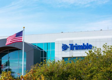 Karargahta Trimble logosu var. Trimble, araştırma, inşaat, tarım, kamu güvenliği ve haritalama amaçları - San Jose, Kaliforniya, ABD - 2021 için konumlandırma teknolojisi çözümleri geliştirmektedir.