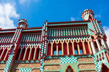 Antoni Gaudi tarafından tasarlanan ünlü modernist Casa Vicens evinin dış görünüşüne bakıyorum - Barcelona, Katalonya, İspanya - 2019