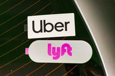 Tozlu arka camdaki çıkartmalardaki Uber ve Lyft amblemi Silikon Vadisi - San Francisco, California, ABD - 2021