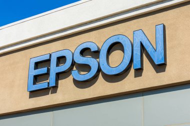 Epson logosu Silikon Vadisi ofisinde. Seiko Epson Corporation, bilgisayar yazıcıları ve görüntüleme ile ilgili ekipmanlar üreten bir Japon elektronik şirketidir.