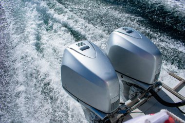 İki güçlü dış motor çalışıyor. Su sıçrıyor.