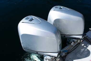 Gemide iki güçlü dış motor var. Sakin berrak su
