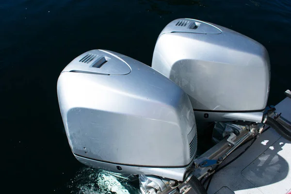 Due Potenti Motori Fuoribordo Sulla Barca Calma Acqua Limpida — Foto Stock