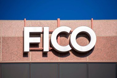 Silikon Vadisi 'ndeki Fair Isaac Corporation FICO genel merkezinin logosu. FICO, San Jose, Kaliforniya, ABD - 2021 kredi puanlama hizmetleri odaklı bir veri analizi şirketi.