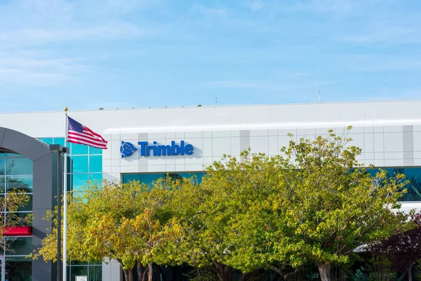 Merkezde trimble işareti var. Trimble, araştırma, inşaat, tarım, kamu güvenliği ve haritalama amaçları - San Jose, Kaliforniya, ABD - 2021 için konumlandırma teknolojisi çözümleri geliştirmektedir.