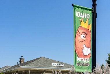 Patates tarihi ve endüstrisine adanmış müzedeki Idaho Patates Müzesi afişi. - Blackfoot, Idaho, ABD - 2020