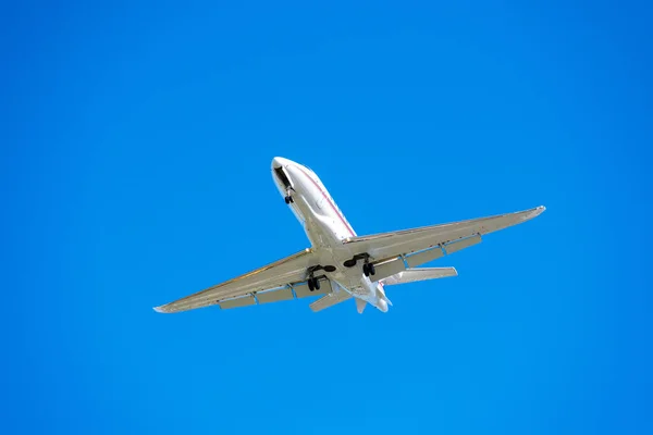 Kleiner Businessjet Mit Landescheinwerfern Und Eingesetztem Fahrwerk Bereitet Sich Auf — Stockfoto