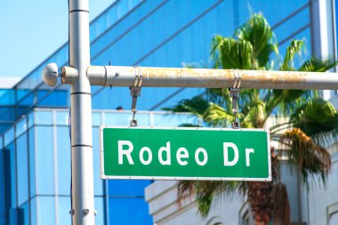 Beverly Hills 'te Rodeo Drive yeşil yol tabelası.