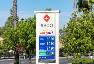 ARCO amfi ve logo reklamları benzin istasyonu, mazot ve dizel fiyatları ve San Diego, California, ABD - 2020
