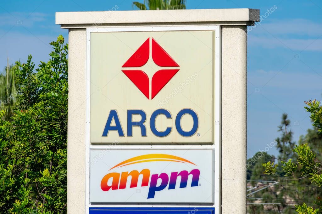 ARCO ampm firma y logotipo anuncia gasolinera y una tienda de cadena de