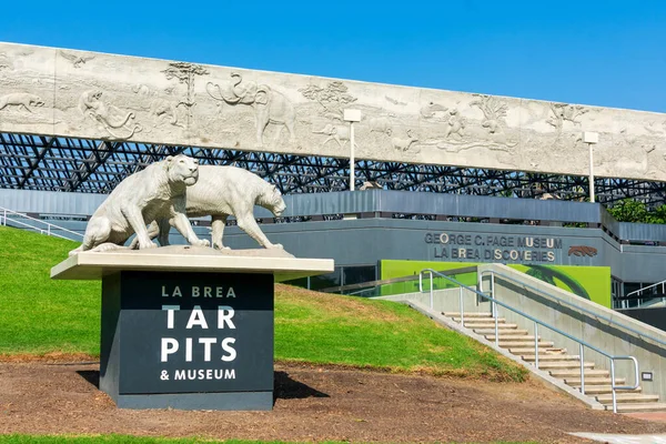 Пустой Вход Музей Brea Tar Pits Статуя Двух Американских Львов — стоковое фото