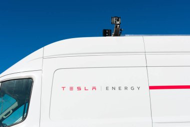 Güneş enerjisi ve bakım aracının yanında Tesla Enerji tabelası var. - Fremont, California, ABD - 2020