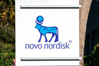 Novo Nordisk logosu Danimarka 'nın çok uluslu ilaç şirketi Newark, California, ABD' nin Silikon Vadisi genel merkezinde 2020