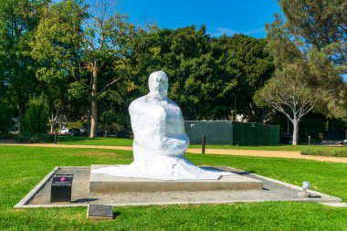 Beverly Gardens Parkı 'nda bir umumi sanat heykeli plastik muşambaya sarılı olarak görülüyor - Beverly Hills, California, ABD - 2 Kasım 2020