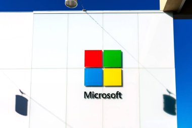 İnşaat cephesinde dört renk karesi olan Microsoft logosu. Merkezi Redmond, Washington 'da bulunan Microsoft Şirketi - Mountain View, California, ABD - 2021