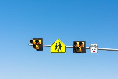 Yüksek görüş açısına sahip yaya geçidi tabelası. Trafik kontrol cihazı HAWK olarak biliniyor - Yüksek Yoğunluk Etkinleştirilmiş Çapraz Yürüyüş İşareti.