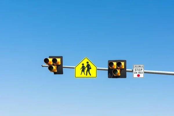 Über Dem Gut Sichtbaren Fußgängerüberweg Schild Das Verkehrsleitgerät Heißt Offiziell — Stockfoto