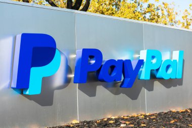 PayPal imzası ve logosu Silikon Vadisi 'ndeki şirket merkezinde. PayPal Holding Inc., dünya çapında online ödeme yapan bir Amerikan şirketidir. - San Jose, Kaliforniya, ABD - 2020