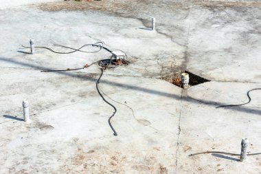 Kapalı su çeşmesinin kirli kuru dibi. Çalışmayan eski musluklar, borular ve ekipmanlar.