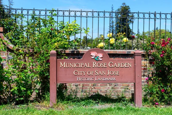 Gemeentelijke Rose Garden Teken Bij Ingang Van Een Historische Monument — Stockfoto