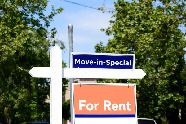 Move Special Und Rent Werben Immobilienschilder Mit Verlockenden Anreizen Für — Stockfoto