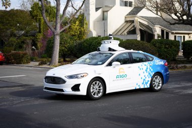 Silikon Vadisi 'ndeki bir caddede sürüş testi sırasında Argo AI otonom sürücü aracı. - Palo Alto, Kaliforniya, ABD - 2021