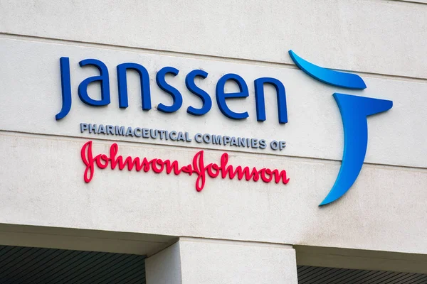 ヤンセン ファーマシューティカルサインとロゴ ヤンセン ファーマシューティカルズ Janssen Pharmaceutical ジョンソン アンド ジョンソンが所有する製薬会社である — ストック写真