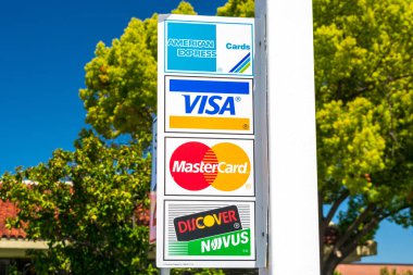 Vintage American Express Cards, VISA, MasterCard, Discover Novus ödeme opsiyonları reklamı - San Jose, Kaliforniya, ABD - 2020