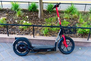 Kaldırıma park etmiş boş bir Razor Share elektrikli araç paylaşımı e-scooter 'ının yan görüntüsü - Sacramento, California, ABD - 2021