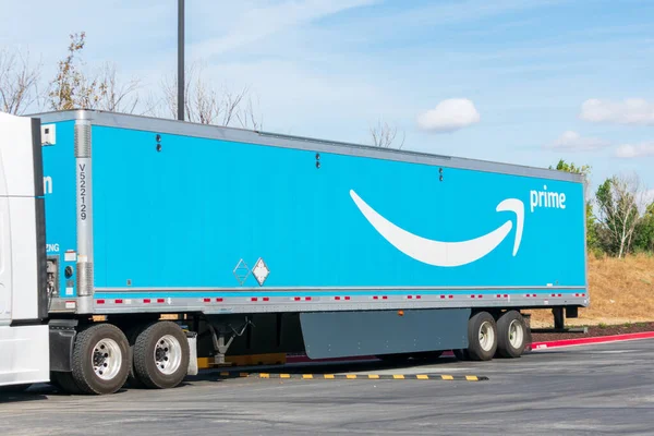 Логотип Amazon Prime Стороне Прицепа Доставки Припаркован Открытом Воздухе Amazon — стоковое фото