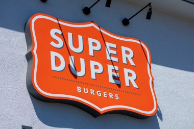 Fast food restoranının ön cephesinde Süper Duper Burgerler imzalandı - San Jose California, ABD - 2021
