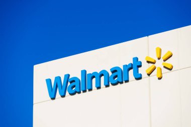 Walmart tabelası, Walmart Labs 'ın Silikon Vadisi' ndeki ofis binasının önünde logo - Sunnyvale, California, ABD - 2021