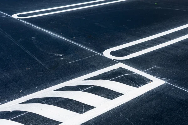 Newly Completed Outdoor Parking Lot Freshly Painted White Lines Mark — Stock Photo, Image