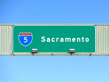 ABD 'nin Kaliforniya eyaletleri arası 5. otoyolda Sacramento yol tabelası. Mavi gökyüzü.