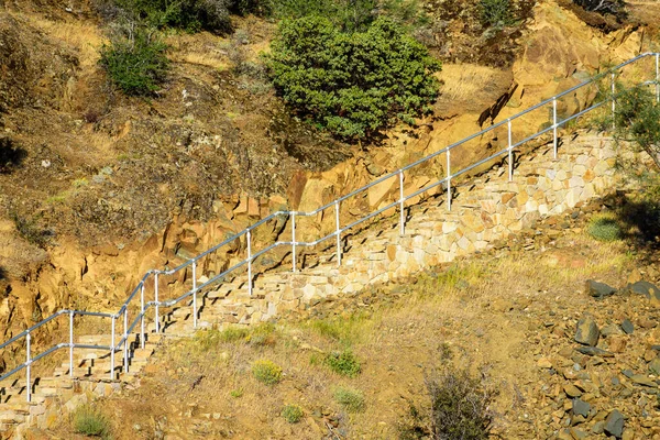 Brant Trappa Med Metallsäkerhetsräcke Längs Den Steniga Umunhum Leden — Stockfoto