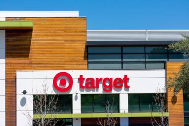 Hedef Şirket logosu ve mağaza cephesine imza - San Jose, California, ABD - 2021