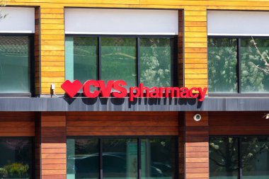 CVS Eczane logosu ve eczane cephesine imza - San Jose, California, ABD - 2021