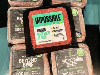 Beef Beef Beef Beef Plant tabanlı sığır eti paketlerinin üzerinde bitkilerden yapılmış imkansız yiyecekler. - San Jose, Kaliforniya, ABD - 2021