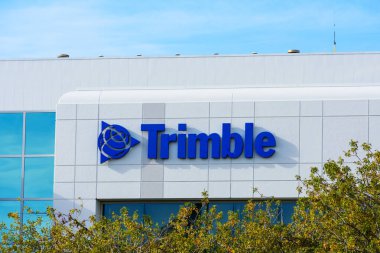 Karargahın dış tarafında trimble işareti var. Trimble anket, inşaat, tarım, kamu güvenliği amaçları - Sunnyvale, California, ABD - 2021 için konumlandırma teknolojisi çözümleri geliştiriyor.