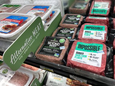 Beyond Meat and Impossible Foods hamburgerleri vejetaryen müşteriler için marketin alternatif et bölümlerinin raflarında bulunmaktadır - San Jose, California, ABD - 2021