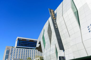 Modern iç mekan cephesinde Golden 1 Center tabelası. Kimpton Sawyer Oteli dış görünüşü. - Sacramento, Kaliforniya, ABD - 2021