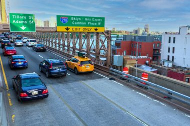 Brooklyn Köprüsü 'ndeki trafik manzarası arttı. Brooklyn Queens Otoyolu trafik levhası - New York, ABD - 2021