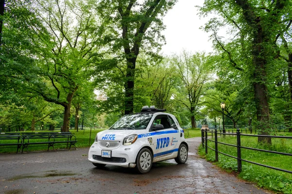 Полиция Нью Йорка Smart Fortwo Small Patrol Car Parked Green — стоковое фото
