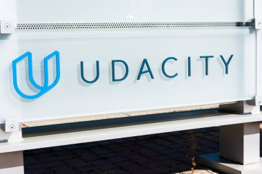 Udacity işareti, kar amacı güden Amerikan Eğitim Kurumu 'nun genel merkezinde logo - Mountain View, California, ABD - 2021