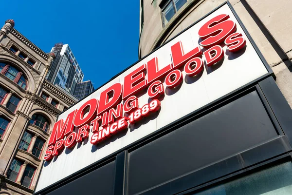 Modell Sporting Goods Uithangbord Gevel Van Amerikaanse Detailhandelaar Sportartikelen New — Stockfoto