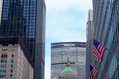 Manhattan 'ın ortasındaki Grand Central Terminali' nin üstündeki MetLife Binası. - New York, ABD - 2021