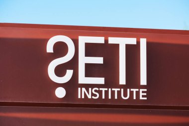 SETI Enstitüsü işareti, Silikon Vadisi 'ndeki kar amacı gütmeyen bir araştırma merkezinin yakınındaki logo - Mountain View, California, ABD - 2021