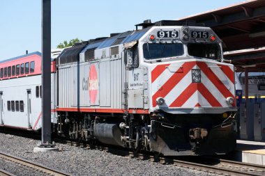 San Jose Diridon tren istasyonundaki Caltrain ahırında EMD F40PH dizel elektrikli lokomotif. - San Jose, Kaliforniya, ABD - 2021