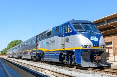 Amtrak California ve Caltrans dizel elektrikli lokomotif ve San Jose Diridon tren istasyonunda yolcu vagonları. - San Jose, Kaliforniya, ABD - 2021